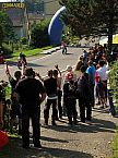 Další děkovačka, diváci i jezdci se zdraví navzájem 2011-09-11-080.jpg